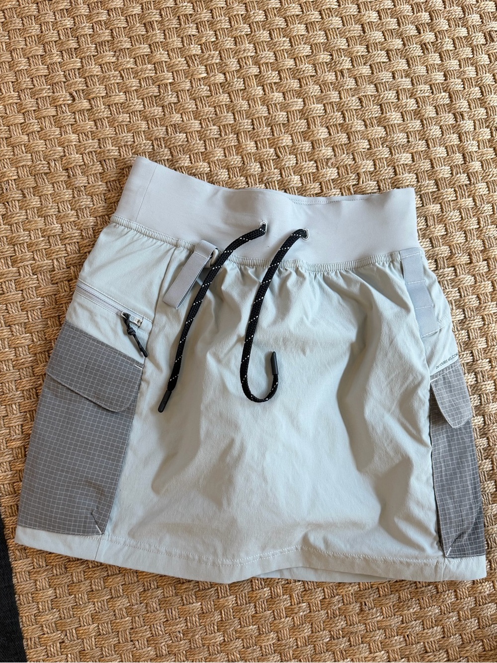 lululemon light gray athletic skirt with black drawcord